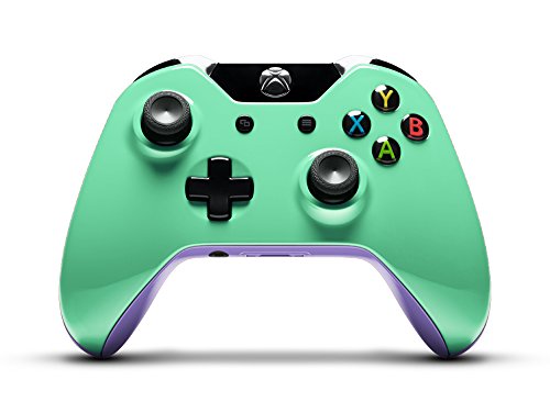 Конзолата и контролера на Xbox One, боядисани в светло лилаво и светло-зелен цвят Металик, изработен по поръчка