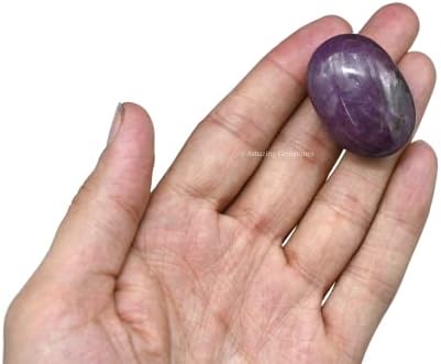 Малко Рубинено червен камък в дланта на ръката си - Джобен размер Масажен камък за естествения Баланс на Чакрите
