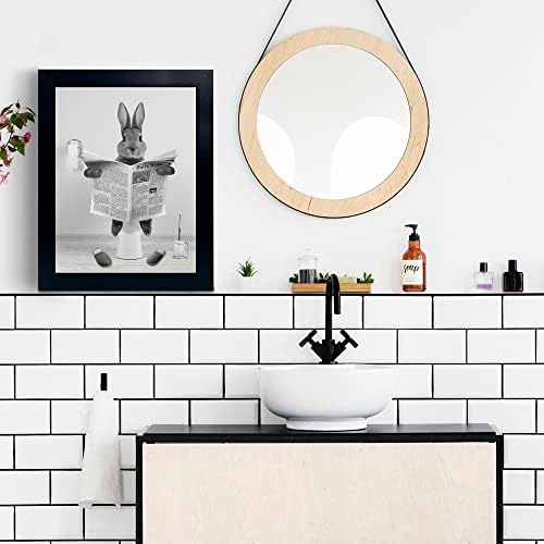 Плакат YongArt в черна рамка, Монтиране на изкуството в банята с Сладък Заек, Декорация на стените в банята с