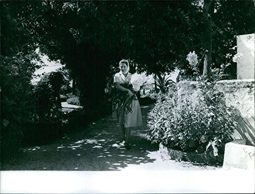 Реколта снимка на Изабел Орловска 233;Анс-Браганса, гуляющая с цветя в ръцете си по време на посещение в Португалия