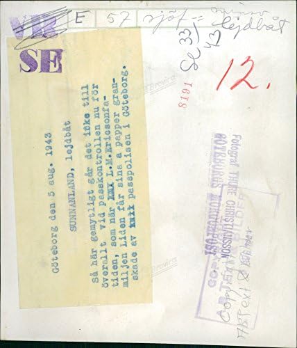 Реколта снимка на семейството Л. М. Эриксон39; с документи на бюрото си, проверяемыми паспорта на полицията в Гьотеборг.Настъргват