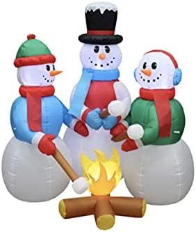 Дом, Семейство от три надуваеми снежни човеци Седи край огъня и Жарит Marshmallows На коледното изложение в двора