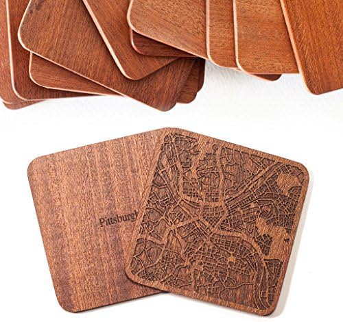 Поставка за карти от Питсбърг O3 Design Studio, Комплект от 4 парчета, Дървена поставка Sapele С Карта на града,